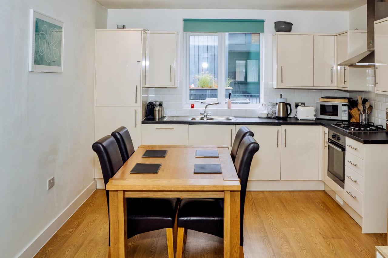 Beautiful, Contemporary 3 Bedroom Apartment Бат Экстерьер фото