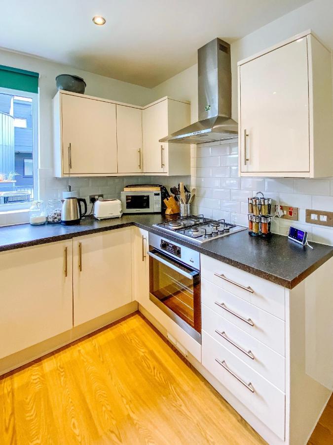 Beautiful, Contemporary 3 Bedroom Apartment Бат Экстерьер фото